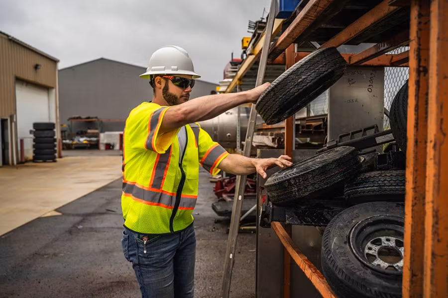 Picture of Kishigo Class 3 Economy Single Pocket Contrasting Mesh Vest