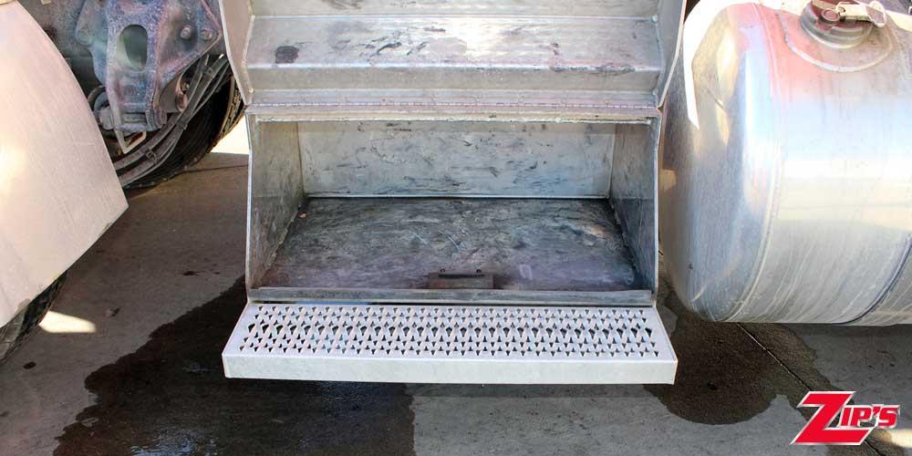 Picture of 2021 Peterbilt 389 Road Tractor w/64" Sleeper, 23214