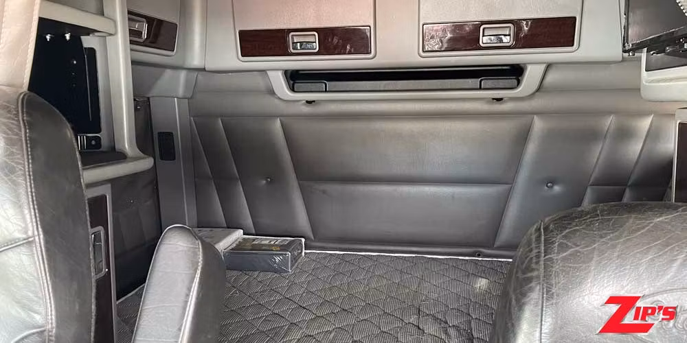 Picture of 2021 Peterbilt 389 Road Tractor w/64" Sleeper, 23214