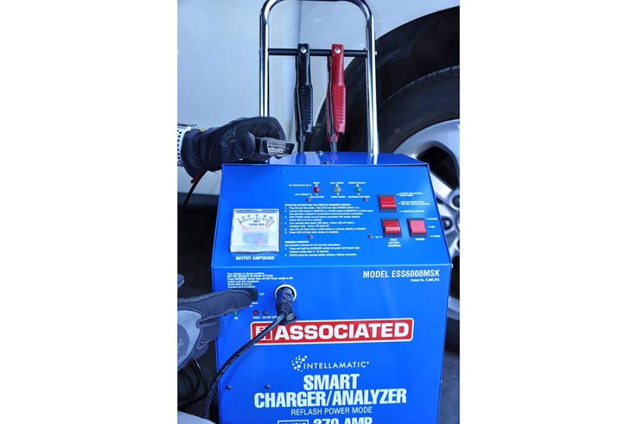 Picture of Associated 12 Volt Automatic Auto Battery Charger/Analyzer